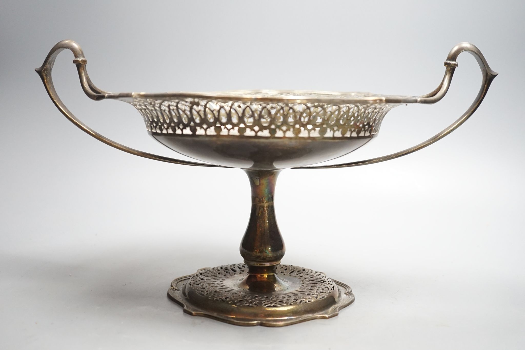 A George V pierced silver tazza, London, 1918, width 35.3cm over handles, 26oz.